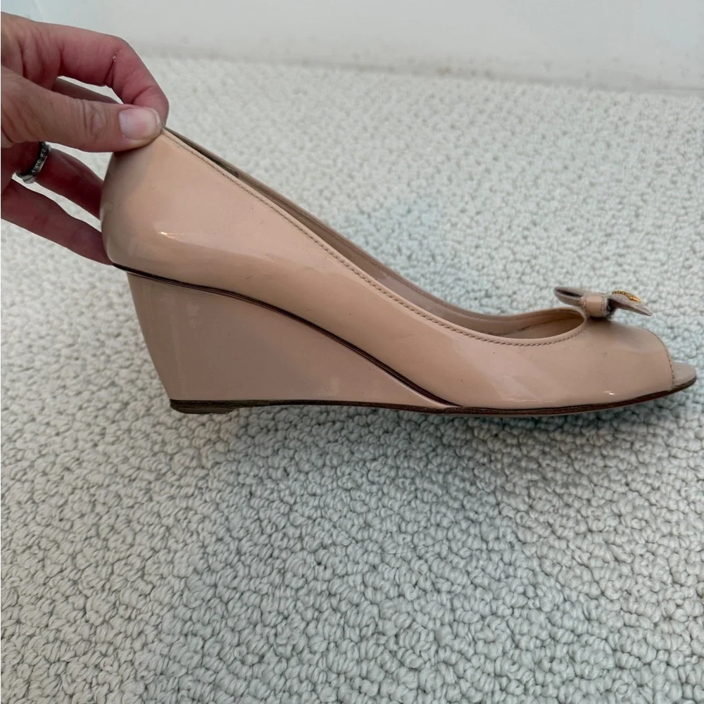 Prada beige patent bow wedges size 8 - Picture 6 of 10